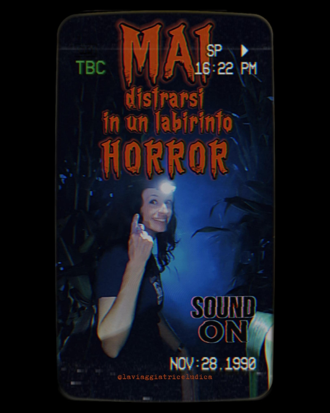 Fotogramma con effetto VHS anni Novanta: Antonella sorride illuminata da una torcia tra le piante di mais al buio, con la scritta «Mai distrarsi in un labirinto horror»