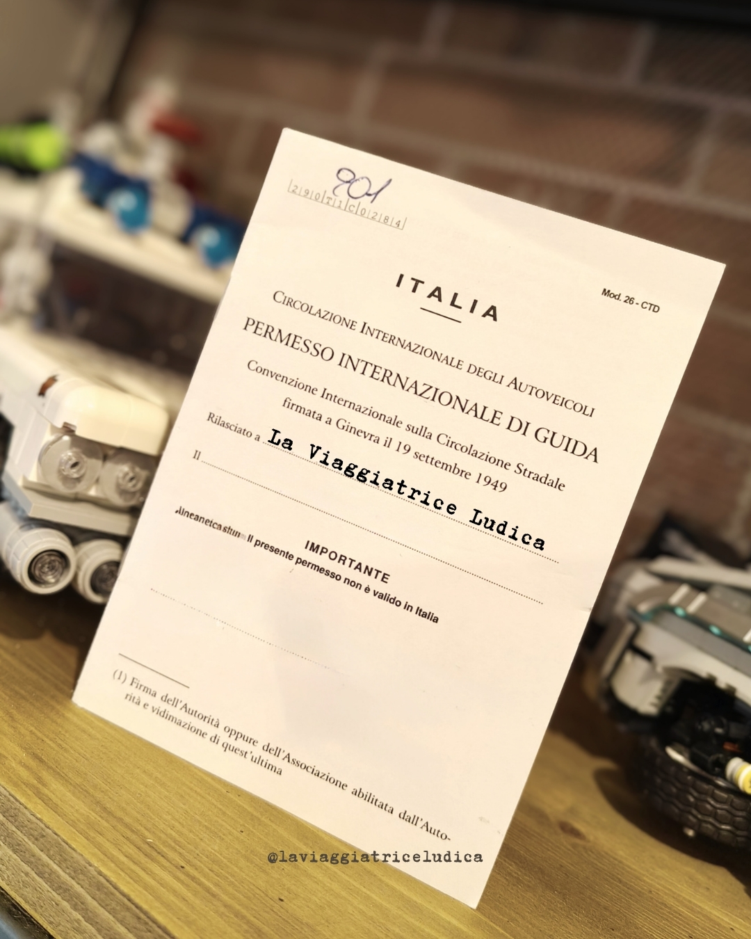 Permesso di guida internazionale accanto a una patente italiana: copertina dell'articolo su come richiedere la patente internazionale